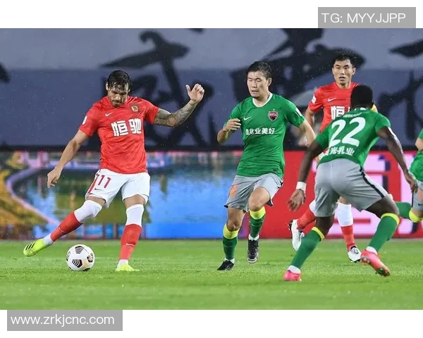 深圳足球队包夹战术解析及其在比赛中的应用与效果分析 深圳足球队包夹战术解析及其在比赛中的应用与效果分析